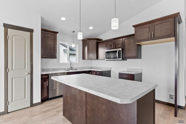 608 BULL RUN DR, Box Elder, SD 57719