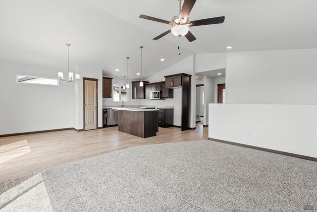 608 BULL RUN DR, Box Elder, SD 57719