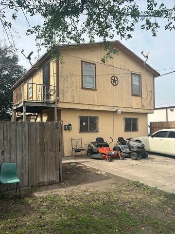 704 W Richard Ave, Kingsville, TX 78363