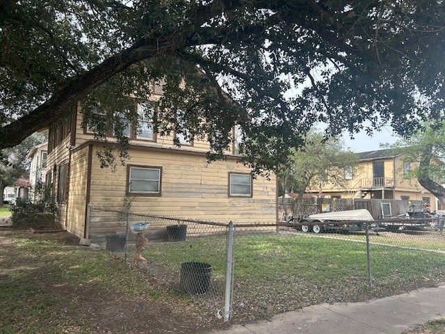 704 W Richard Ave, Kingsville, TX 78363