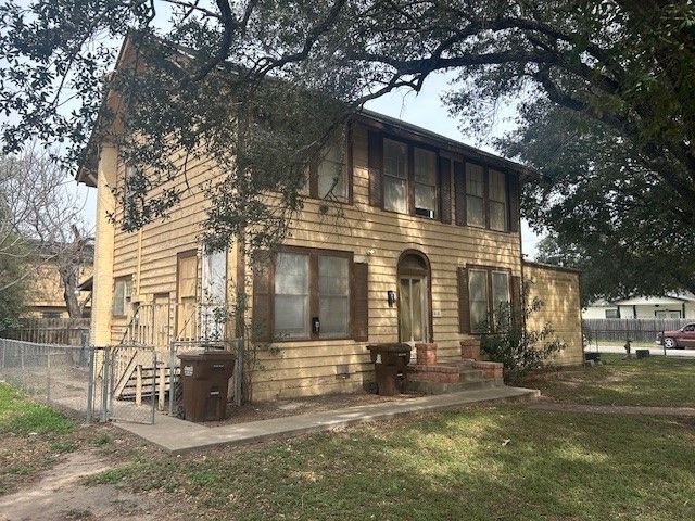 704 W Richard Ave, Kingsville, TX 78363