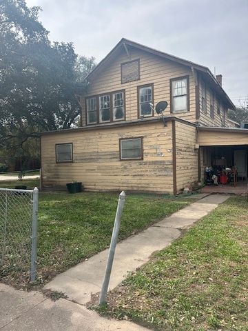704 W Richard Ave, Kingsville, TX 78363