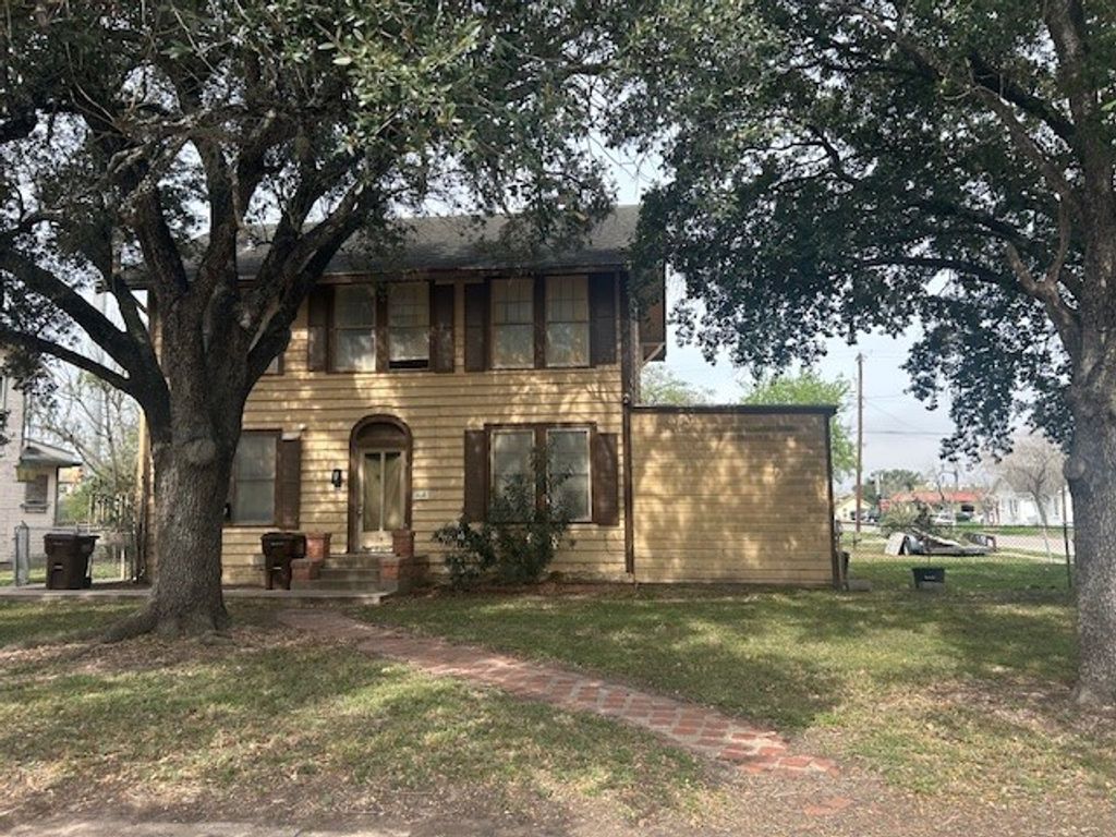 704 W Richard Ave, Kingsville, TX 78363