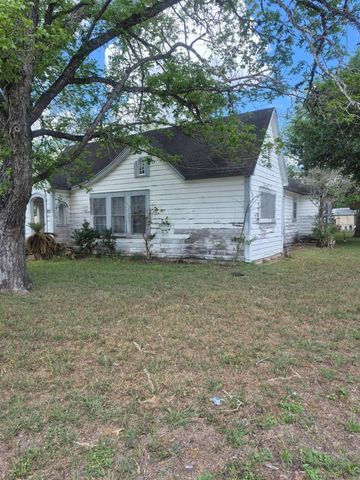 411 S Texana Street, Hallettsville, TX 77964