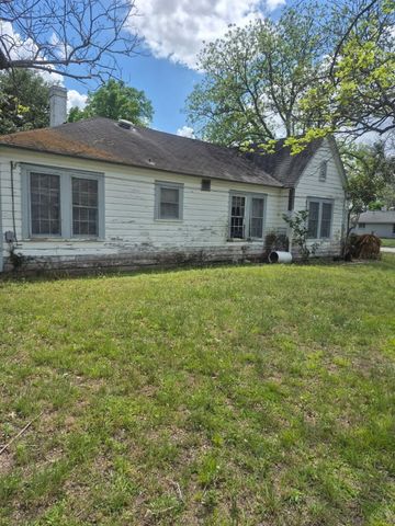 411 S Texana Street, Hallettsville, TX 77964