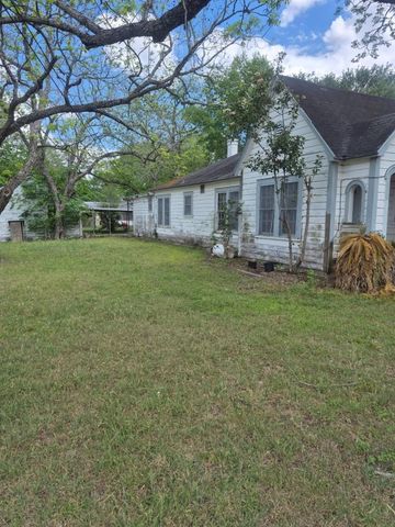 411 S Texana Street, Hallettsville, TX 77964