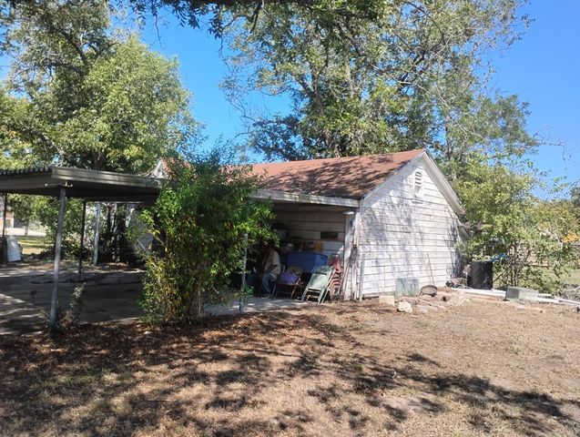 411 S Texana Street, Hallettsville, TX 77964