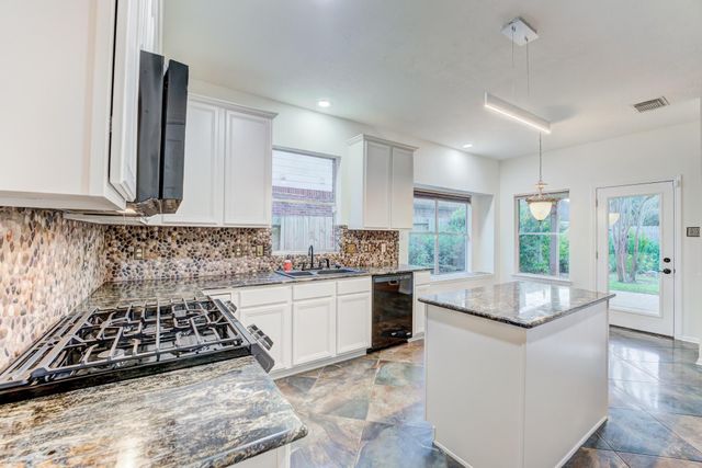 2706 Sun Beam Court, Pearland, TX 77584