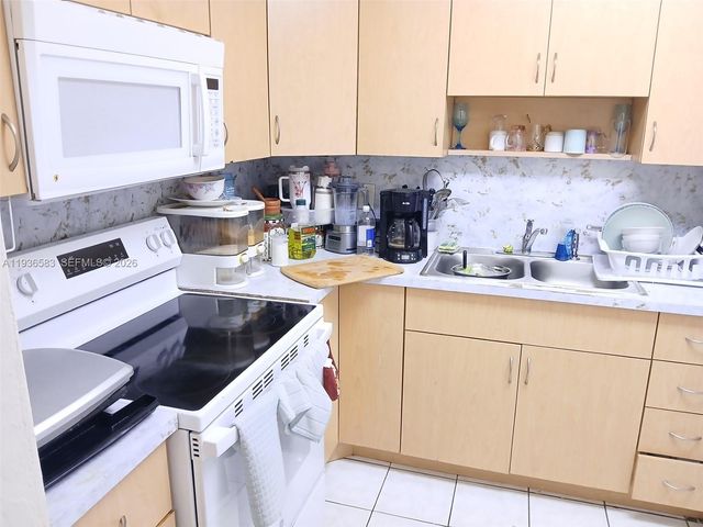 4751 NW 10th Court 310, Plantation, FL 33313