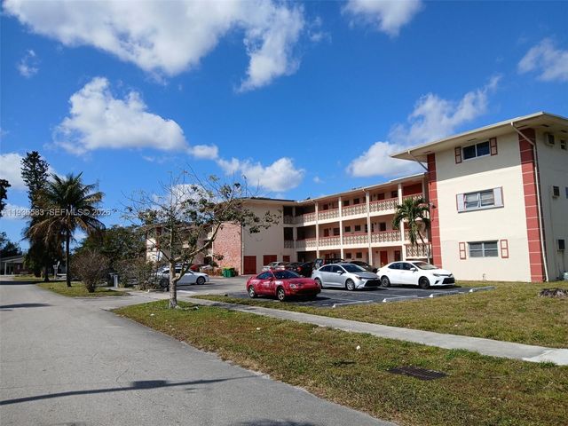 4751 NW 10th Court 310, Plantation, FL 33313