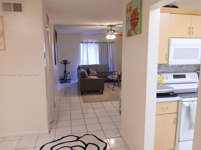 4751 NW 10th Court 310, Plantation, FL 33313