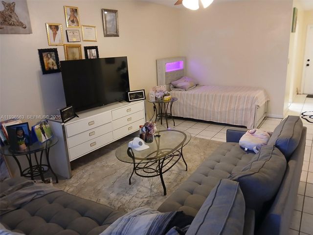 4751 NW 10th Court 310, Plantation, FL 33313