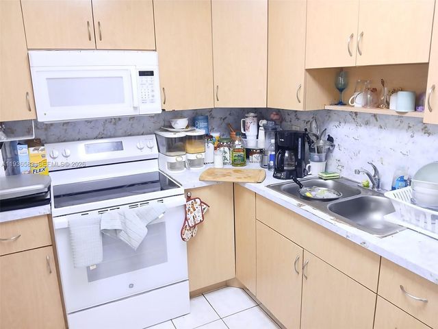 4751 NW 10th Court 310, Plantation, FL 33313
