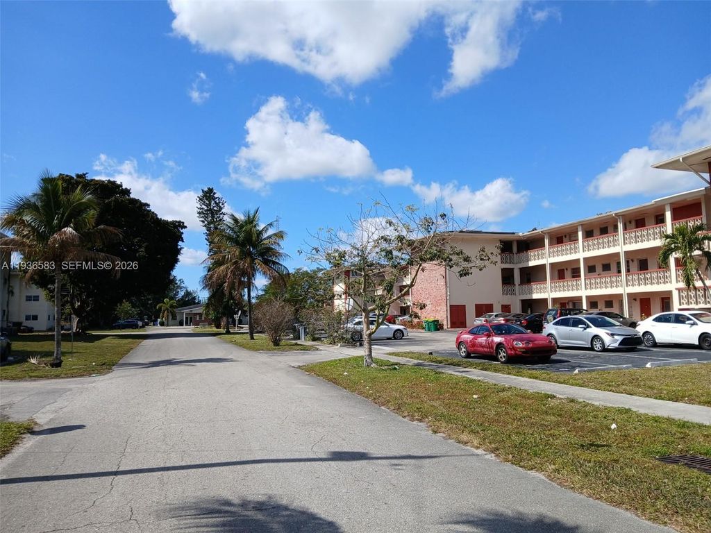 4751 NW 10th Court 310, Plantation, FL 33313
