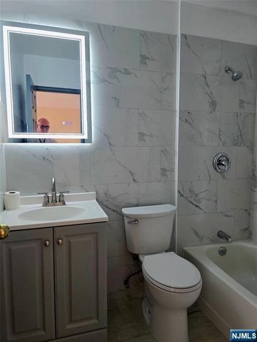 201 12th Street 19, Palisades Park, NJ 07650