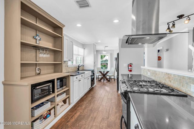 98 Longwood Drive, Manahawkin, NJ 08050