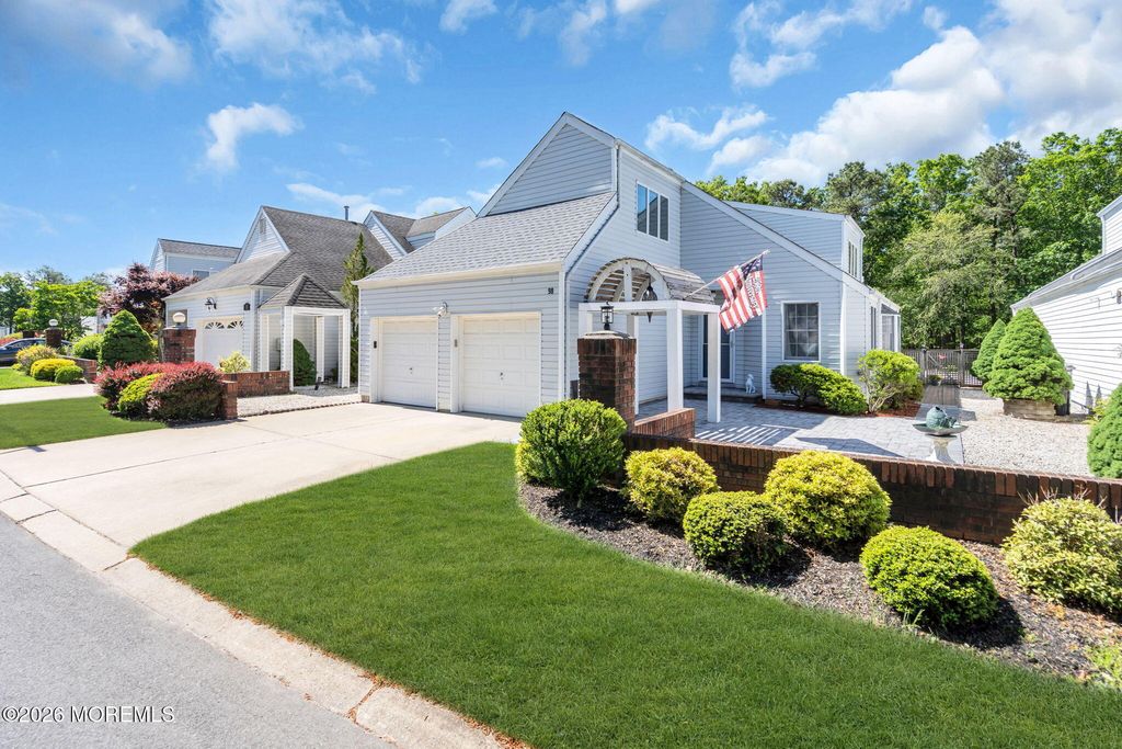 98 Longwood Drive, Manahawkin, NJ 08050