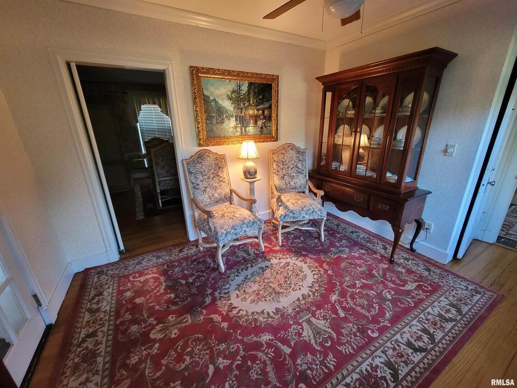 Image 3 of property listing at 321 W Boone Street, Salem, IL 62881