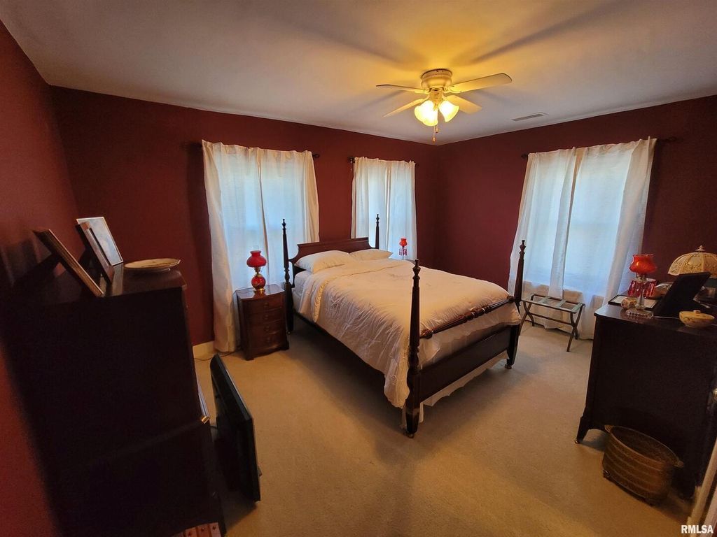 Image 28 of property listing at 321 W Boone Street, Salem, IL 62881