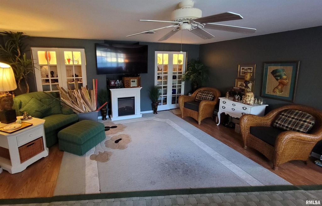 Image 34 of property listing at 321 W Boone Street, Salem, IL 62881