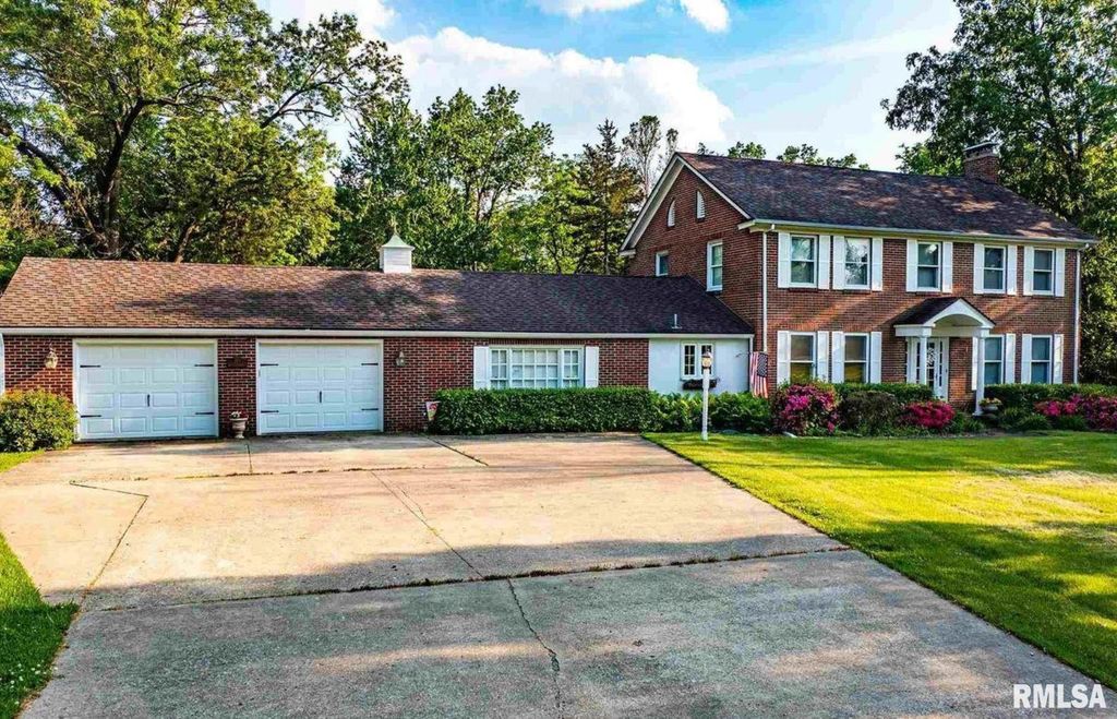 Image 38 of property listing at 321 W Boone Street, Salem, IL 62881