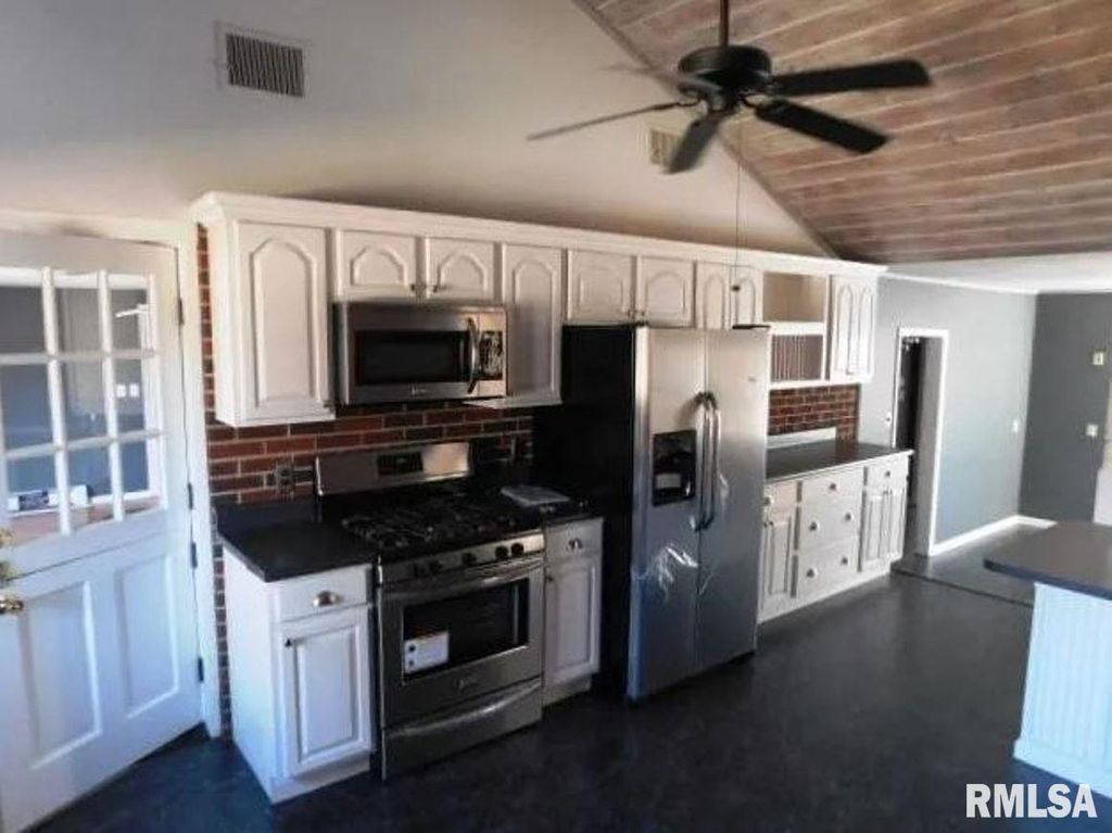 Image 41 of property listing at 321 W Boone Street, Salem, IL 62881