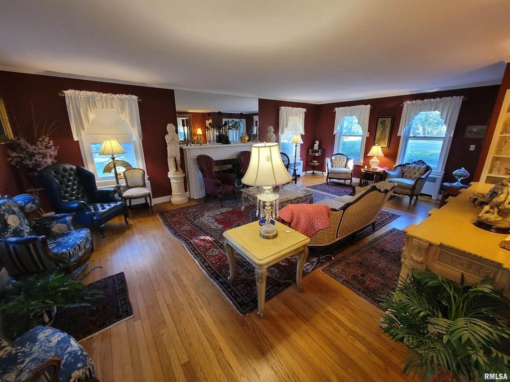 Image 7 of property listing at 321 W Boone Street, Salem, IL 62881