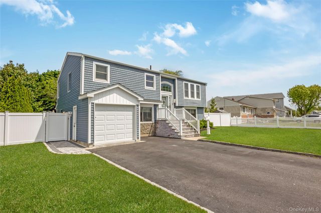 17 Lewis Circle, Babylon, NY 11702