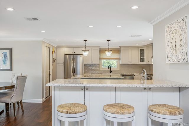 17 Lewis Circle, Babylon, NY 11702