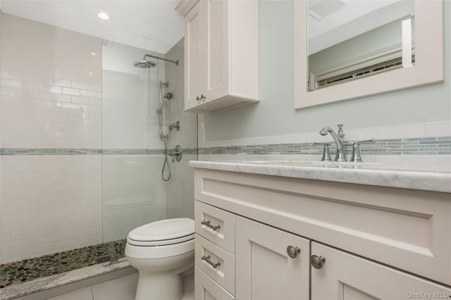 17 Lewis Circle, Babylon, NY 11702