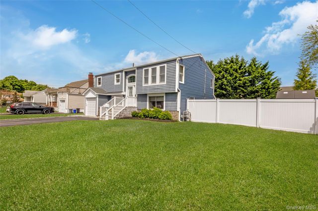 17 Lewis Circle, Babylon, NY 11702