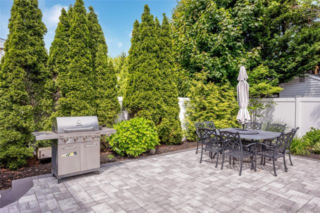 17 Lewis Circle, Babylon, NY 11702