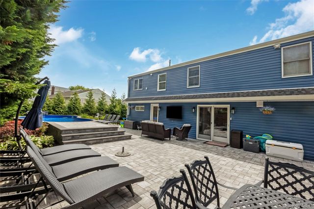 17 Lewis Circle, Babylon, NY 11702