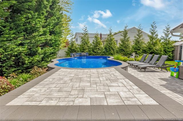 17 Lewis Circle, Babylon, NY 11702
