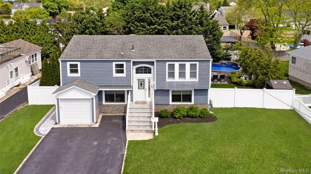 17 Lewis Circle, Babylon, NY 11702