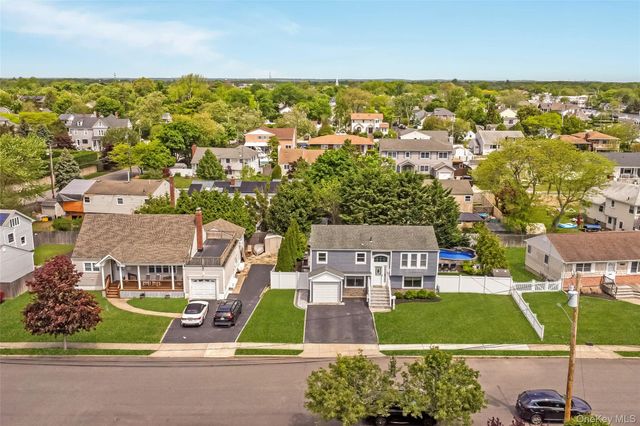 17 Lewis Circle, Babylon, NY 11702