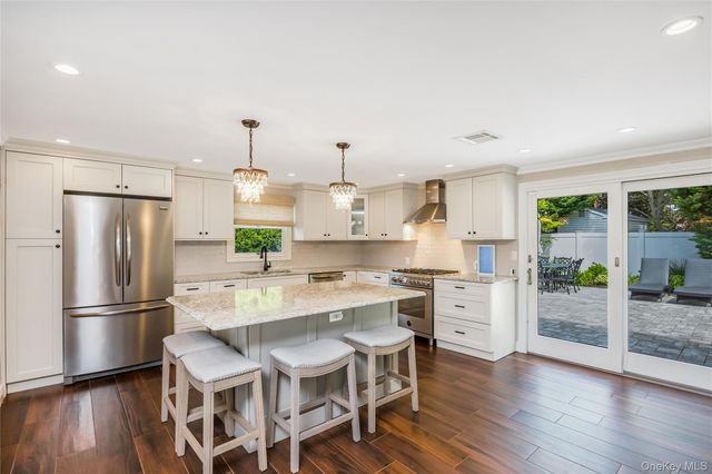 17 Lewis Circle, Babylon, NY 11702
