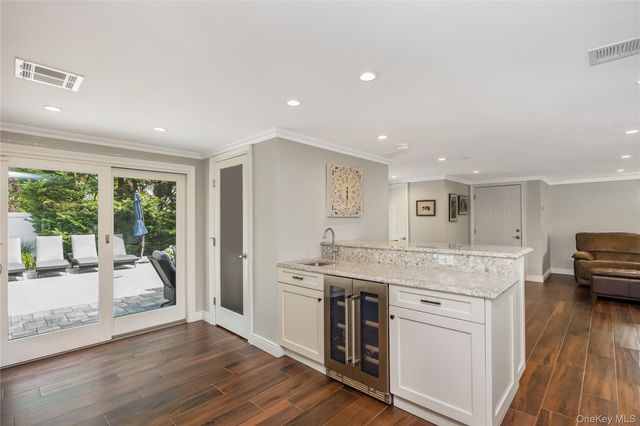 17 Lewis Circle, Babylon, NY 11702