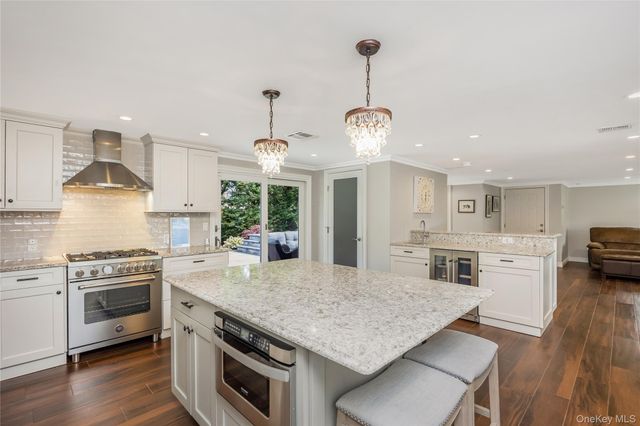 17 Lewis Circle, Babylon, NY 11702