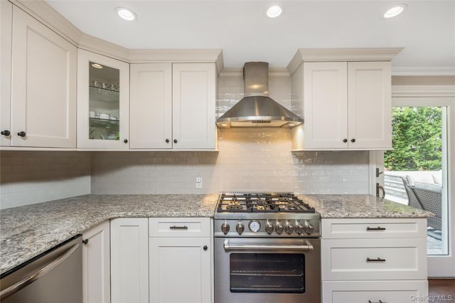 17 Lewis Circle, Babylon, NY 11702
