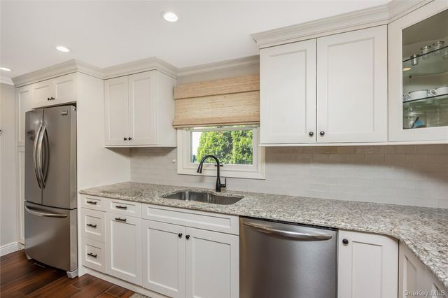 17 Lewis Circle, Babylon, NY 11702