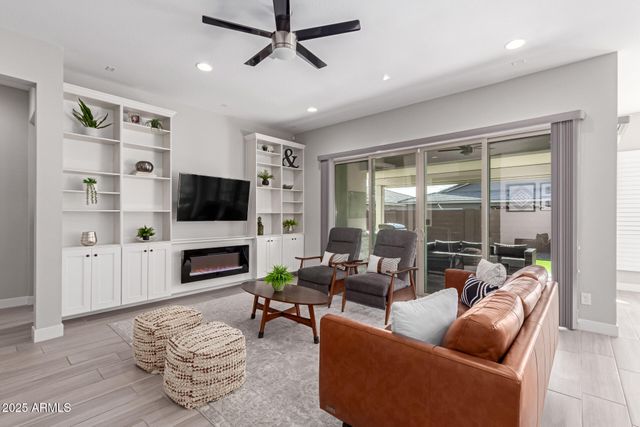 2827 E ROBIN Lane, Phoenix, AZ 85050