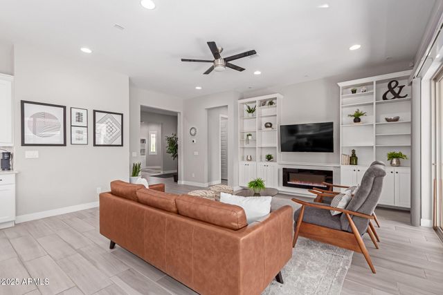 2827 E ROBIN Lane, Phoenix, AZ 85050