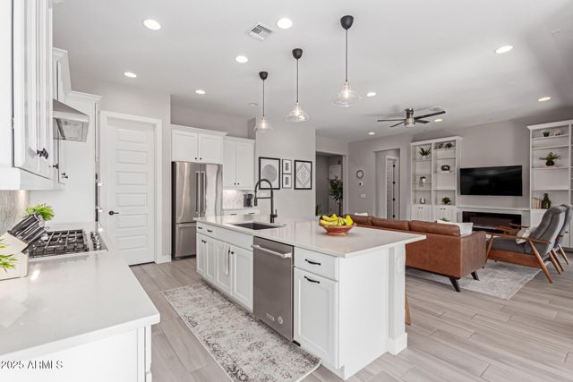2827 E ROBIN Lane, Phoenix, AZ 85050
