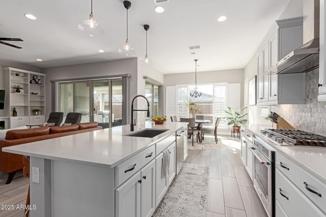 2827 E ROBIN Lane, Phoenix, AZ 85050