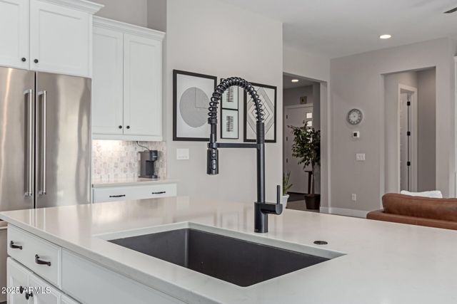 2827 E ROBIN Lane, Phoenix, AZ 85050
