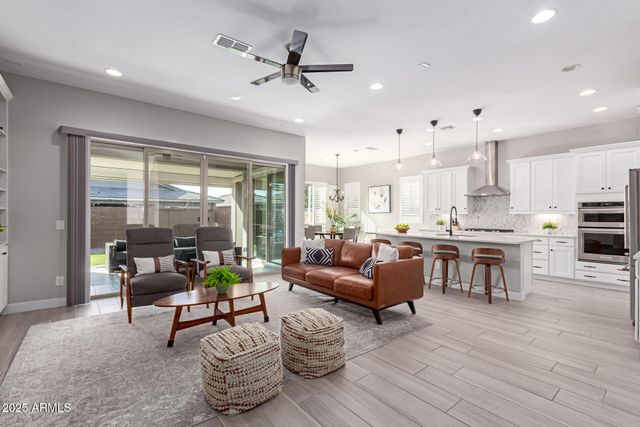 2827 E ROBIN Lane, Phoenix, AZ 85050
