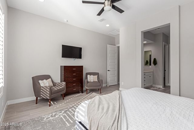 2827 E ROBIN Lane, Phoenix, AZ 85050
