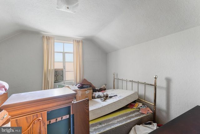 210 ROBERTS ST, Fairmont, WV 26554