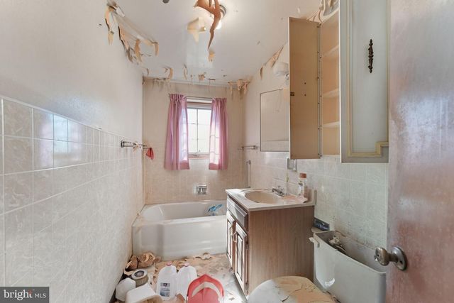 210 ROBERTS ST, Fairmont, WV 26554